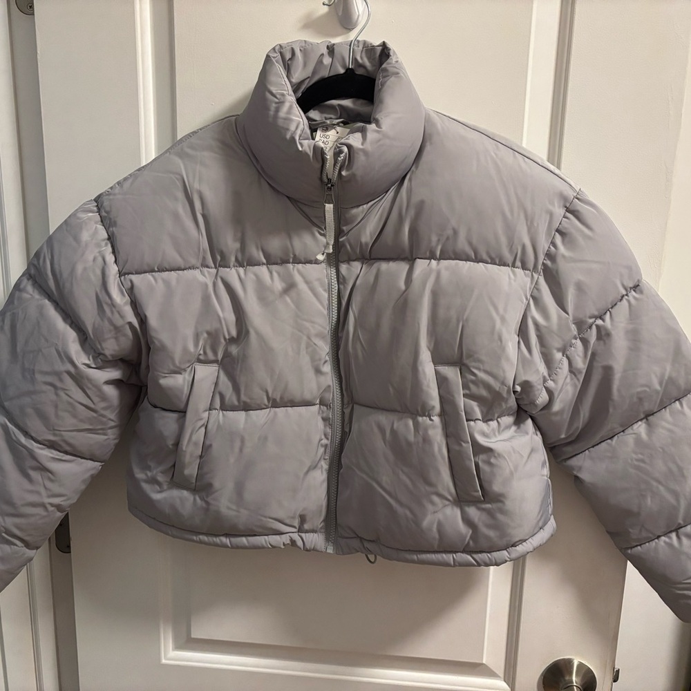 SOLD ‼️NWT- H&M Divided Light Gray Crop Puffer Jacket